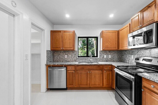 Building Photo - 899 NW 7th Dr