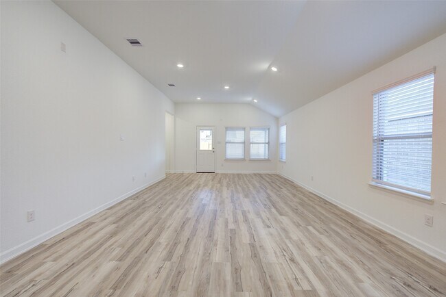 Building Photo - 3330 Meadknoll Ln