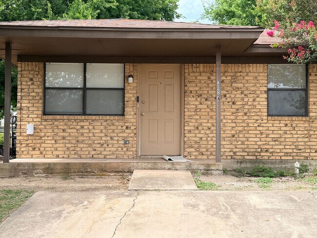Building Photo - 205 Horseshoe Dr
