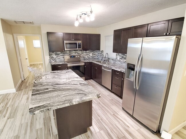 Building Photo - 3 Bedroom 2 Bath Home in Pinellas Park