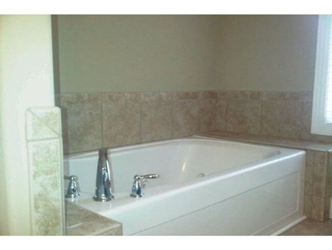 Building Photo - 3/2 with Garage in Great Neighborhood, $23...