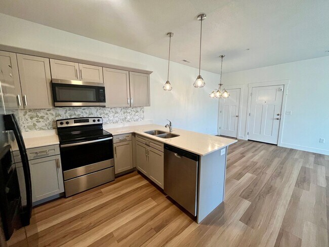 Building Photo - Lovely Condo Located In Saratoga Springs, UT