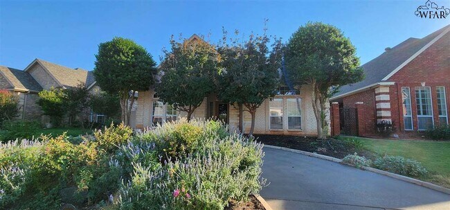 Building Photo - 1608 Tanglewood Dr