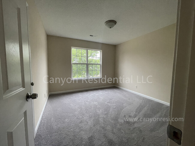 Building Photo - Beautiful 3b Room! Move in ready!