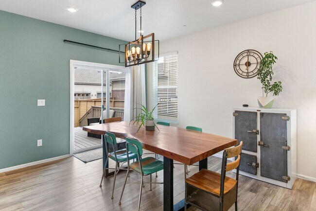 Building Photo - Beautiful 2 bedroom, 2.5 bath townhome in Mosaic