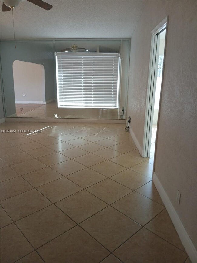 Building Photo - 5550 Lakewood Cir S