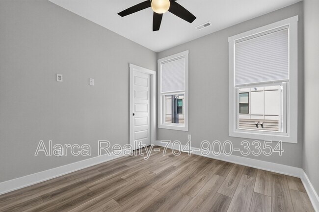 Building Photo - 5018 Tiny Ln
