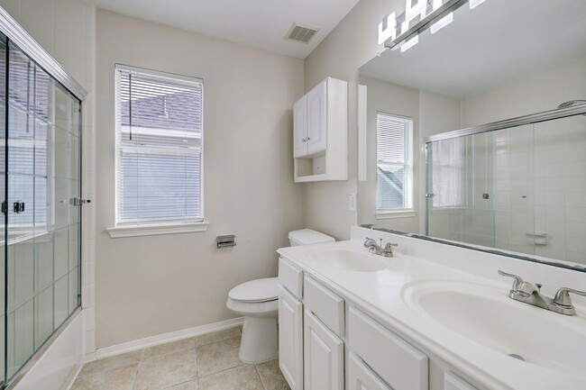 Building Photo - 4615 Russett Ln