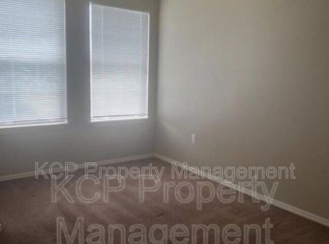Building Photo - 613 S 11th St