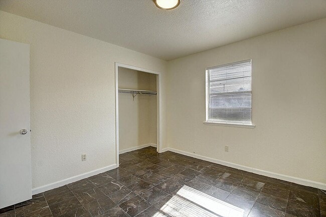 Building Photo - 2202 Saxony Dr