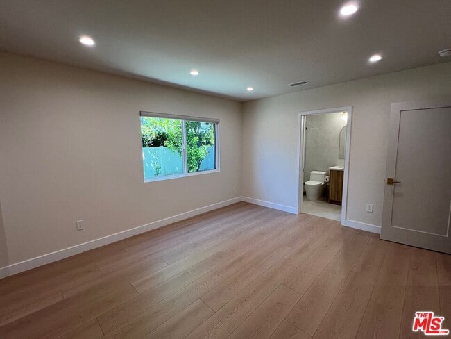 Building Photo - 13338 Magnolia Blvd