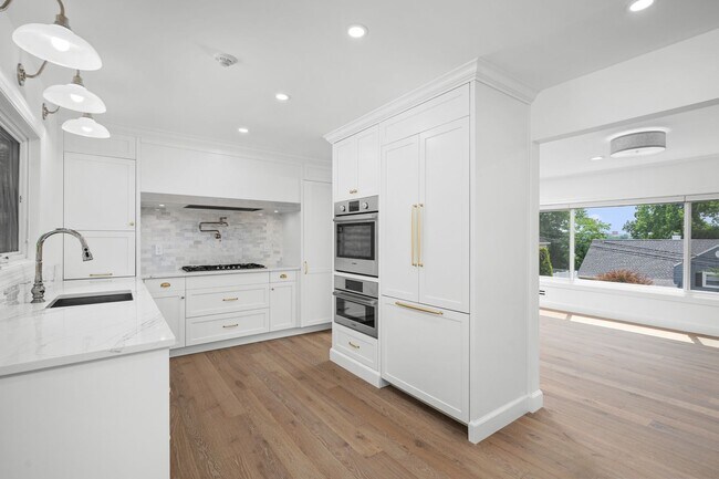 Building Photo - Spacious 3 Bed, 3 Bath