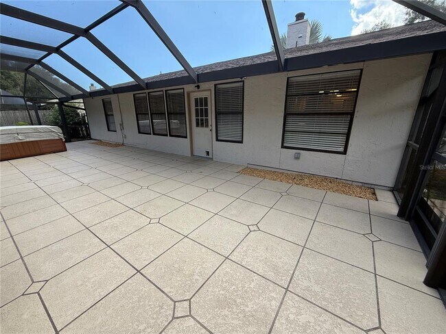 Building Photo - 525 Lakeview Dr