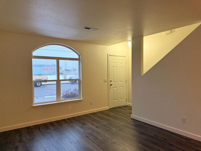 Building Photo - 2631-2631 Howard St