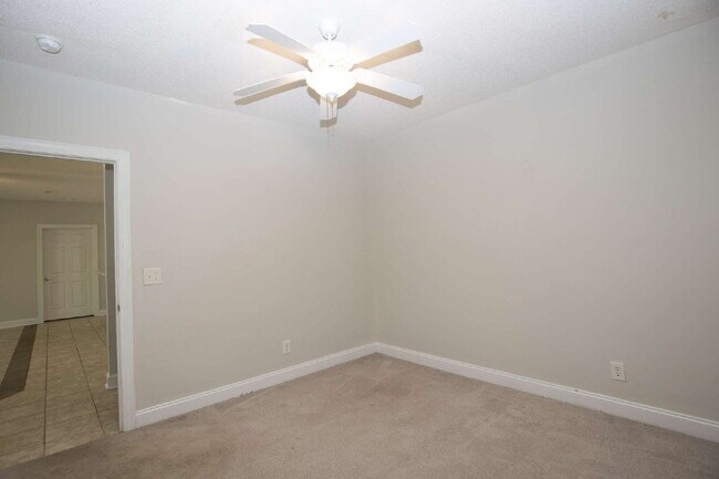 Building Photo - "Spacious 3-Bedroom Retreat with 3200 Sq Ft of Comfort in Seven Lakes!"