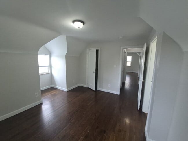 Building Photo - 5568 Raceview Ave