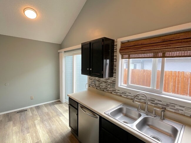 Building Photo - 3 Bedroom Home Available Near E Woodmen Rd...