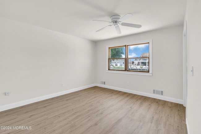 Building Photo - 205 S Shore Dr