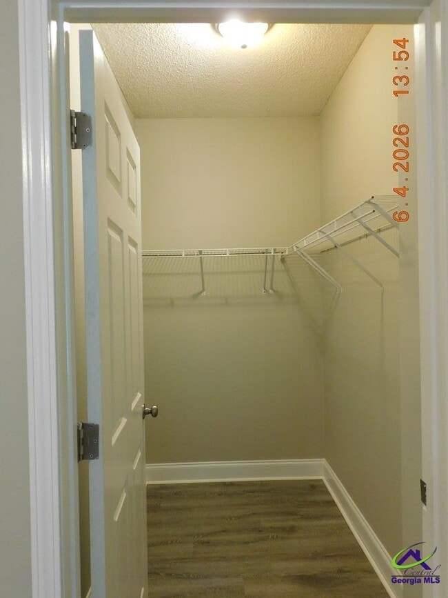 Building Photo - 408 Club Villa Court