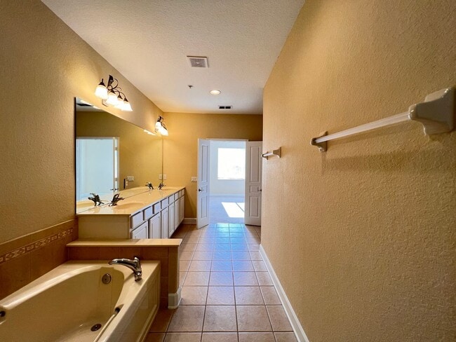 Building Photo - Great townhouse -  available now!