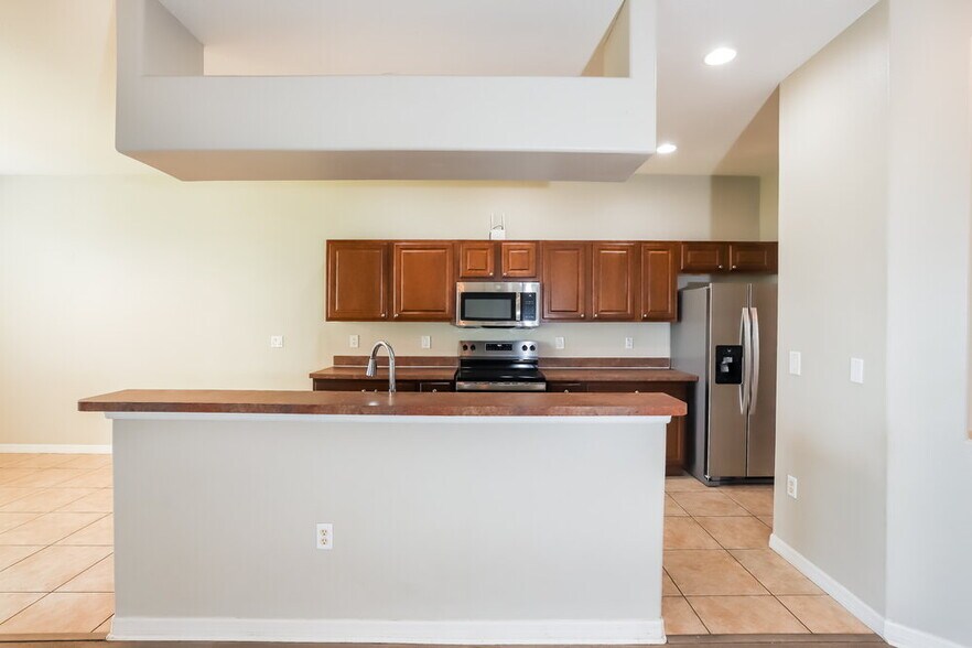 Building Photo - 2459 Hamlet Cir