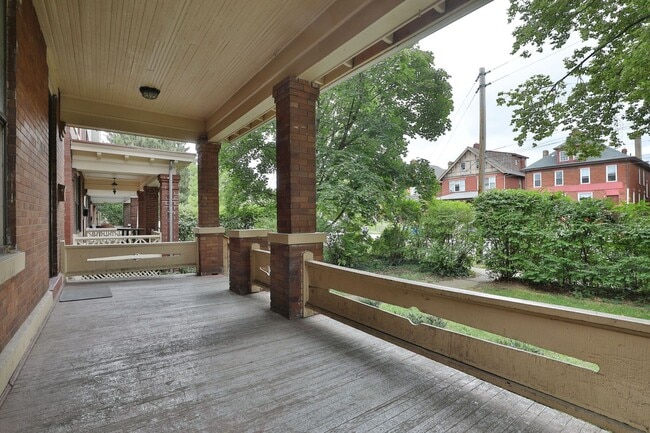 Building Photo - Great CENTRAL Location 5 Bedroom House - Virtual Showings Available