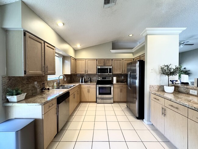 Building Photo - 13297 Emerald View Ct