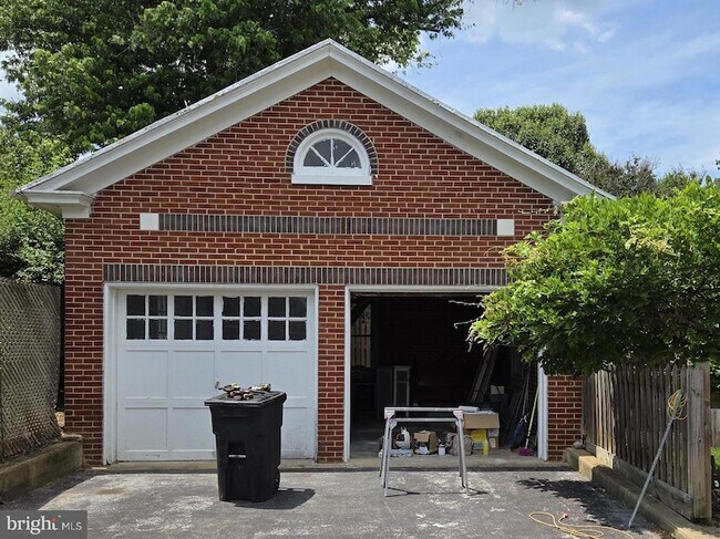 Building Photo - 240 S Holliday St