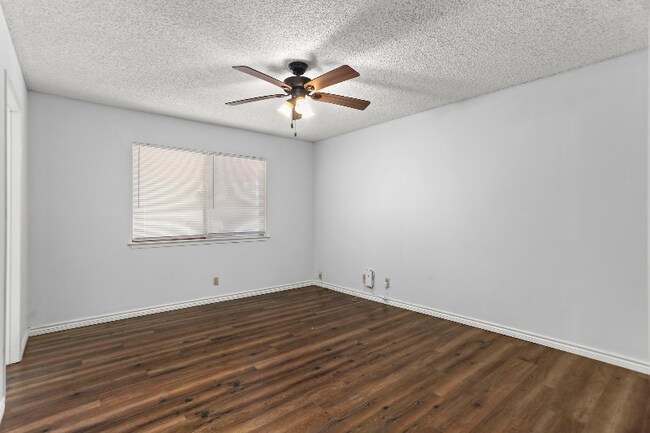 Building Photo - 5622 Frst Lk St