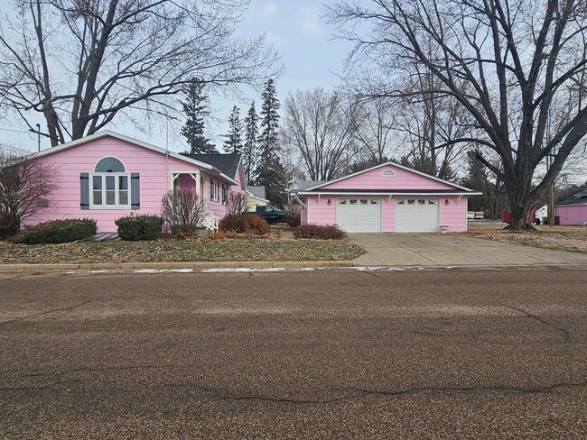 Building Photo - 1 bed 1 bath single family home in Wiscons...