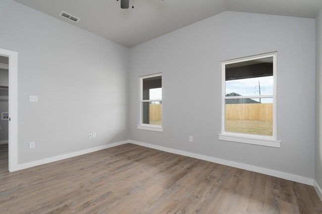Building Photo - Spacious 3 Bedroom Home Located Less Than 15 Minutes from Stargate with Beautiful Modern Finishes...