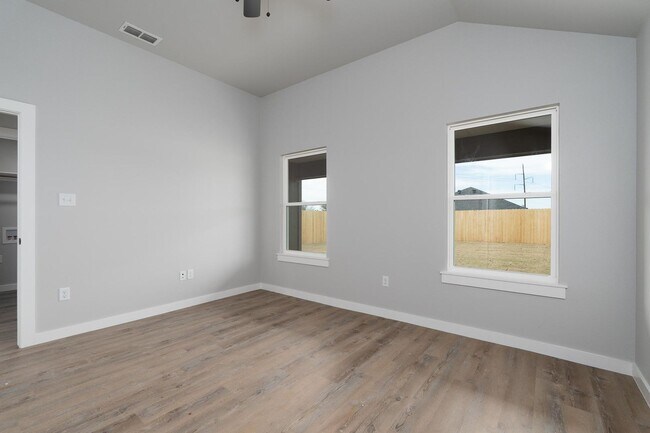 Building Photo - Stylish 3/2 Home with Open Concept Living — 15 Min to Stargate