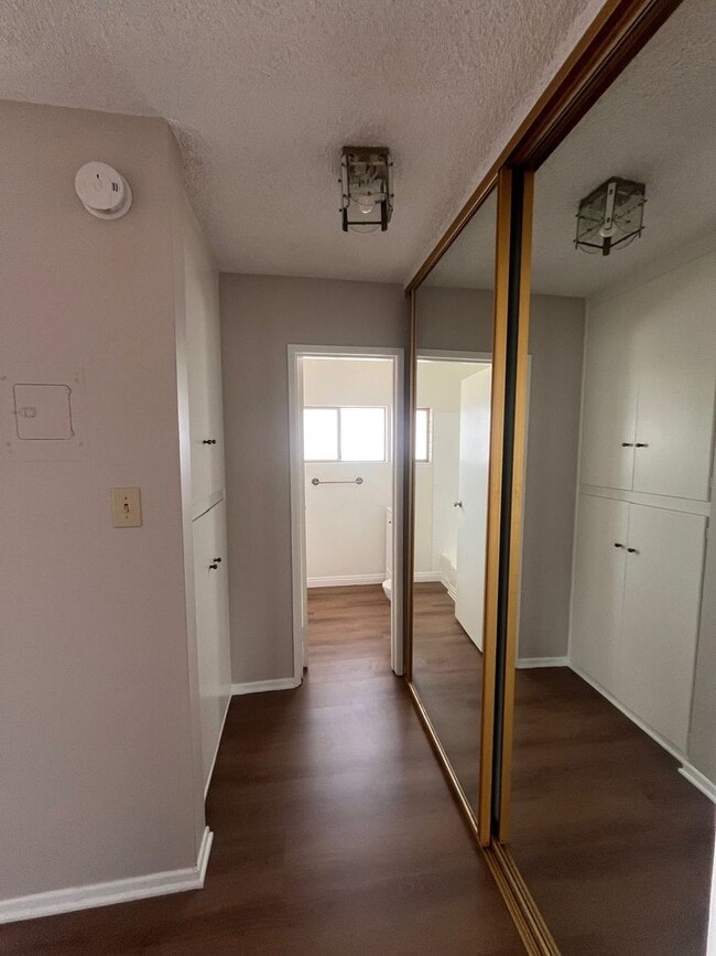 Building Photo - 1 Bedroom/1Bath Located in Downtown Long B...