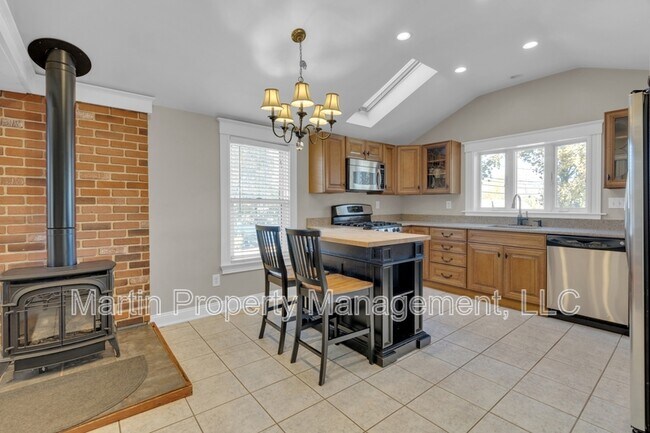 Building Photo - 2 Bellevue Ave