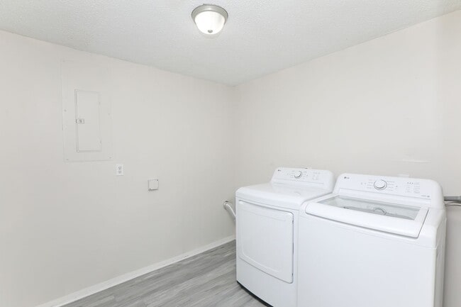 Building Photo - Bright, Updated & Prime Location!