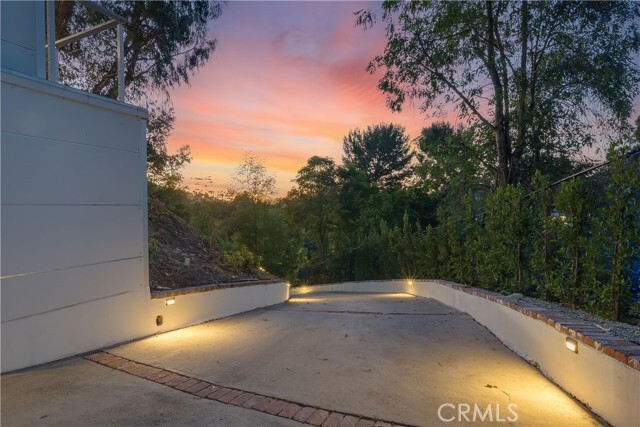 Building Photo - 7469 Mulholland Dr