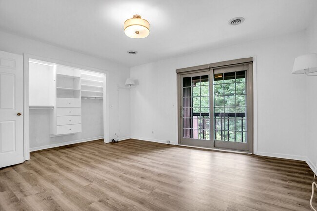 Building Photo - 2 Bed, 2.5 Bath Townhome Available in Simp...