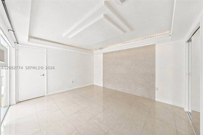 Building Photo - 9674 Fontainebleau Blvd