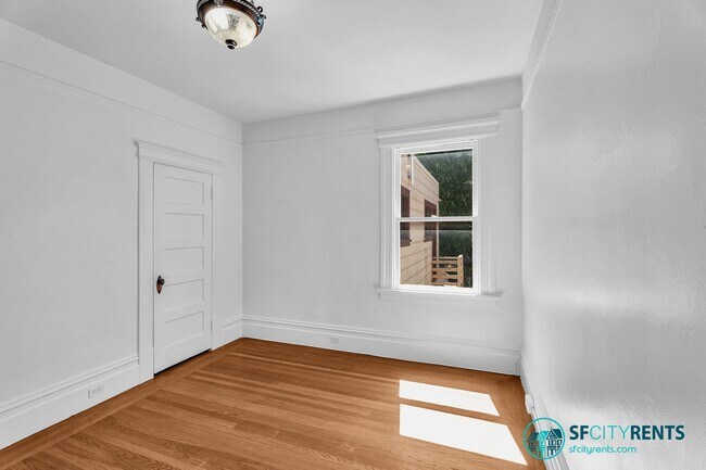 Building Photo - Castro/Eureka Valley: Top Floor Flat w/ in-unit W/D & Shared Yard