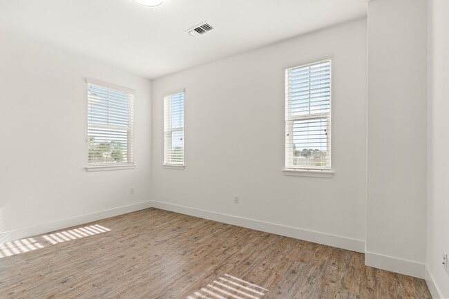 Building Photo - Sun-Filled Corner 4BR w/ Dual Yards & Panoramic Indoor-Outdoor Flow