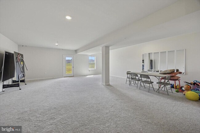 Building Photo - 68 Painters Wy