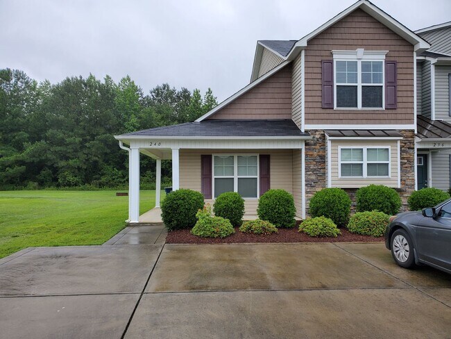 Primary Photo - Beautiful Townhome 3 bed/2.5bath