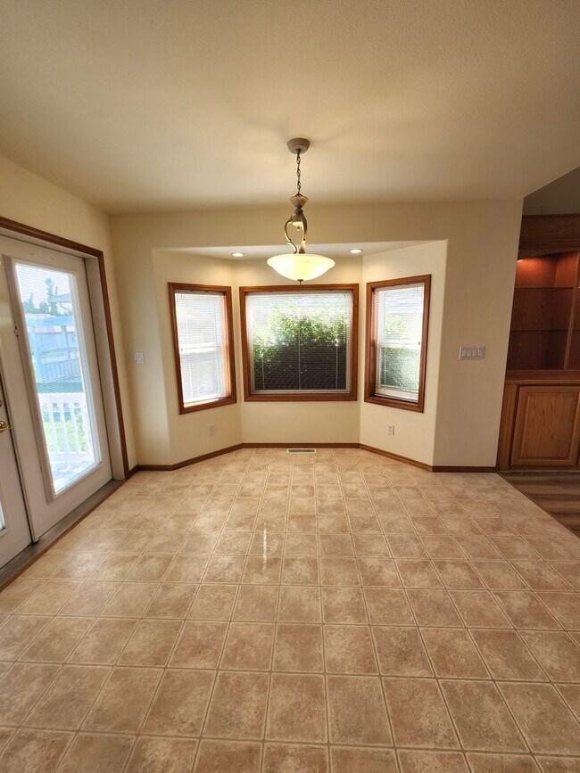 Building Photo - New Listing in a Beautiful Location in a Golf Community