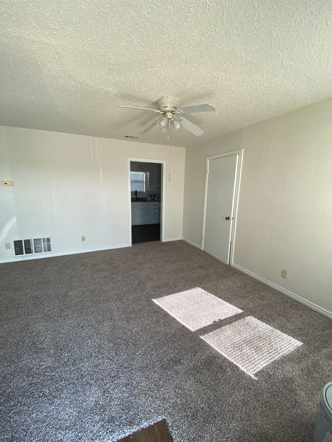 Building Photo - Charming newly renovated 3 bedroom 2 bath ...