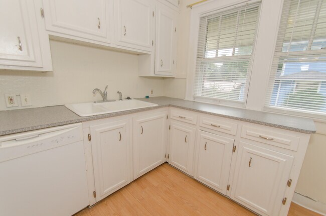 Building Photo - 3 Bedroom, 1.5 bath Home: Available July 2026!