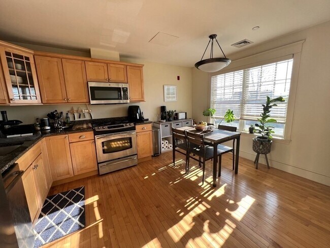 Building Photo - 868 Highland Ave