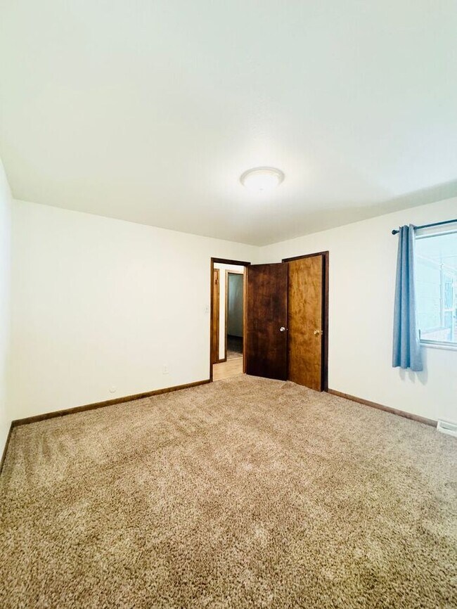 Building Photo - GREAT LOCATION! 2Bed, 1 Bath Bright and Sp...