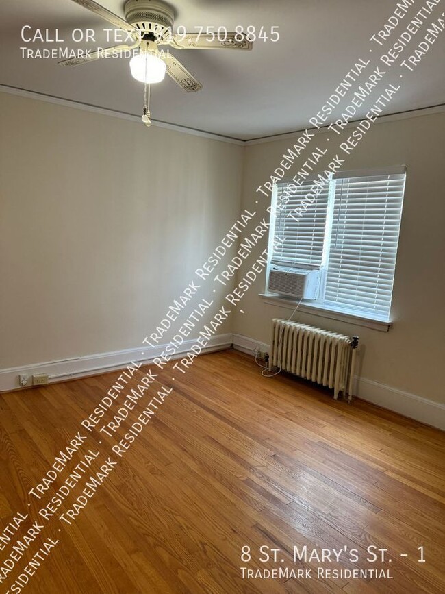 Building Photo - 1 Bedroom 1 Bath Apartment at Corner of St...