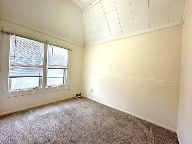 Building Photo - 118 Kenosha St