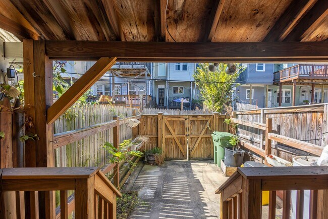 Building Photo - Charming 2BD/1BA Townhome in Patterson Park, MD!